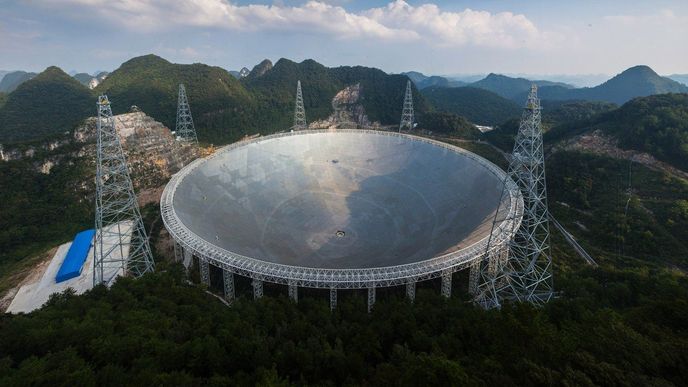 Rádiový teleskop FAST v Číně.