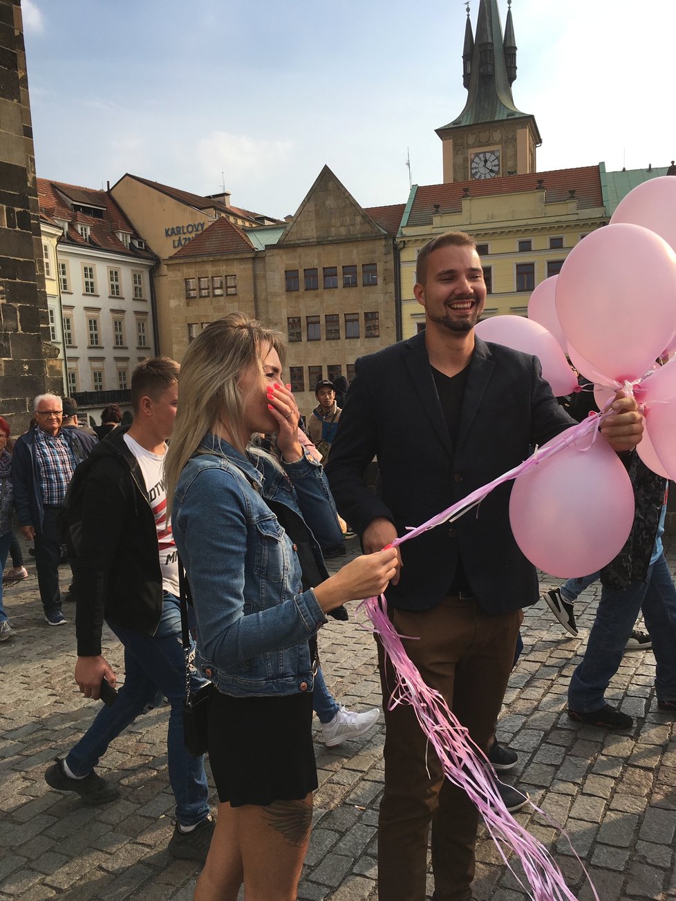 Lukáš požádal Radku o ruku na Karlově mostě.