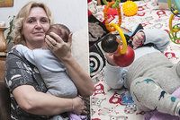 Radka se stará o 13. dítě: „Mateřství pomůže překonat těžkosti,“ říká pěstounka. K vidění mají výstavu