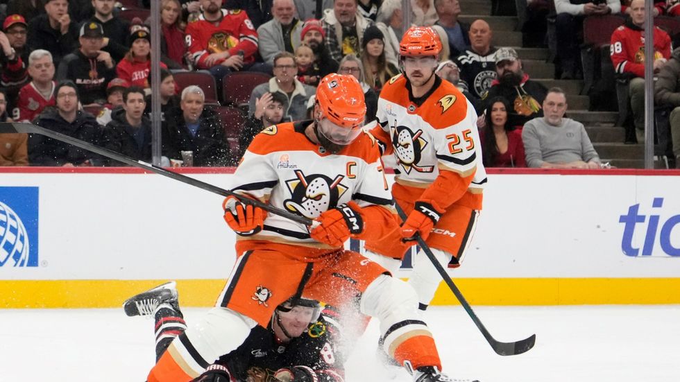 Radko Gudas v utkání s Chicagem