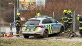 Zrádná vozovka v Praze 5: Policejní vůz to „napral“ do plotu