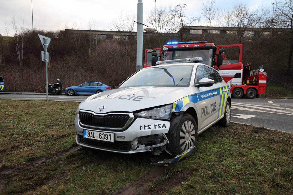 V Radlické ulici havaroval policejní vůz. (23. leden 2024)