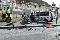 Policejní auto vjelo do zastávky plné lidí! Žena odletěla několik metrů