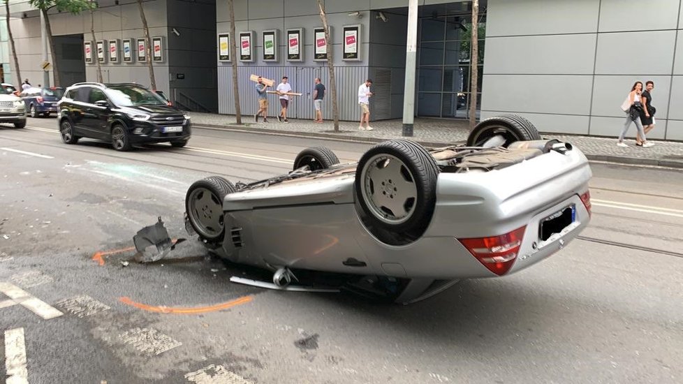 6. srpen 2019: V ulici Radlická došlo k dopravní nehodě, při které řidič převrátil cizí vůz na střechu. Své počínání si následně natáčel na mobil. Zraněn při nehodě byl starší muž.