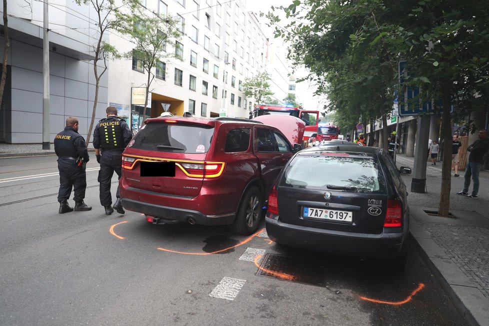K dopravní nehodě došlo v úterý ve večerních hodinách v Radlické ulici v centru Smíchova. Řidič vínového SUV naboural několik vozidel, jedno z nich dokonce poslal na střechu. Výsledky svého počínání si pak natočil na mobilní telefon!