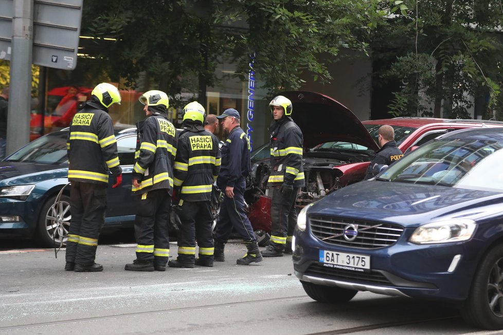 K dopravní nehodě došlo v úterý ve večerních hodinách v Radlické ulici v centru Smíchova. Řidič vínového SUV naboural několik vozidel, jedno z nich dokonce poslal na střechu. Výsledky svého počínání si pak natočil na mobilní telefon!
