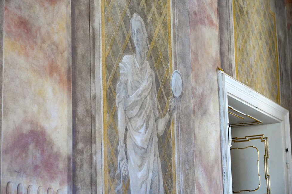 Poklad – vzácné, ale silně poškozené fresky – se podařilo plně restaurovat a sál tak získal  původní podobu.