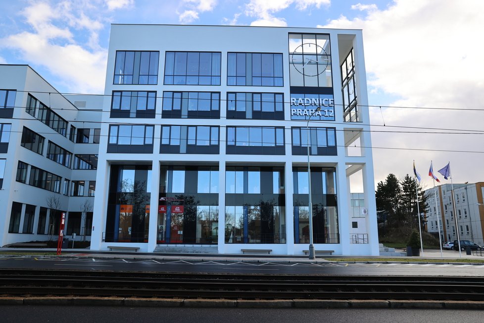 Nová budova radnice Prahy 12 v Modřanech vznikla v roce 2021.