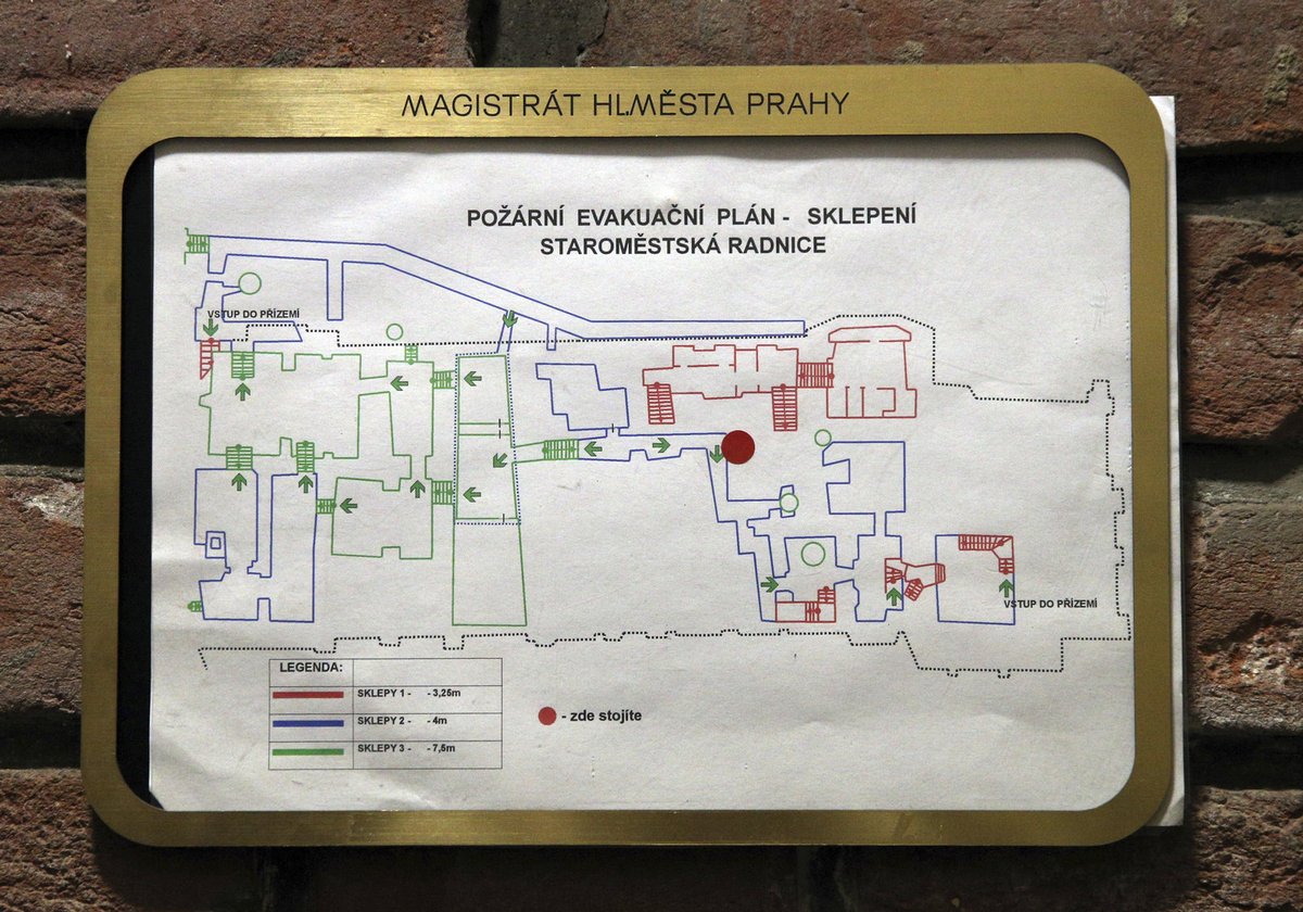 Evakuační plán sklepení v nákresu půdorysu prozrazuje, že podzemí za zdmi ukrývá velkou část neprobádaného prostoru.