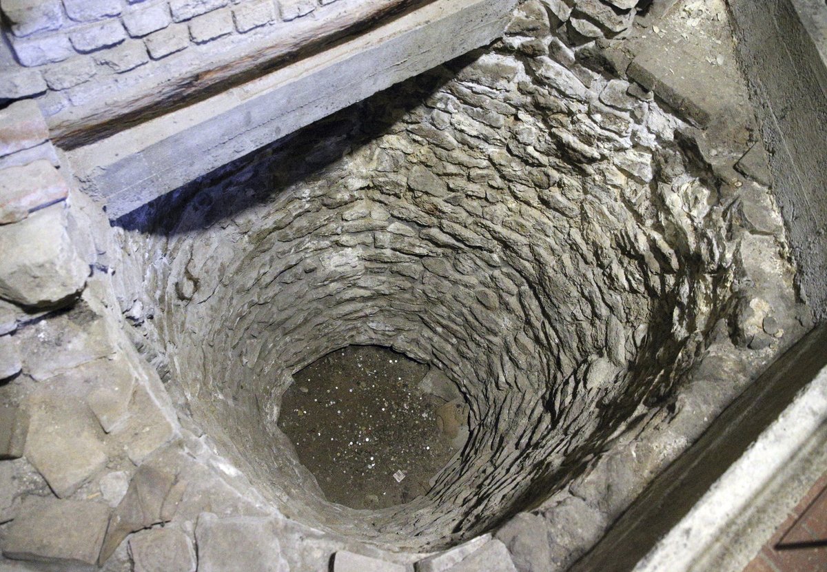 Okraje studní v domech bývaly obložené koňským trusem, aby voda nezamrzala. Její kvalita se tím ovšem ještě zhoršila. Ve středověku tak lidé raději pili pivo a víno.