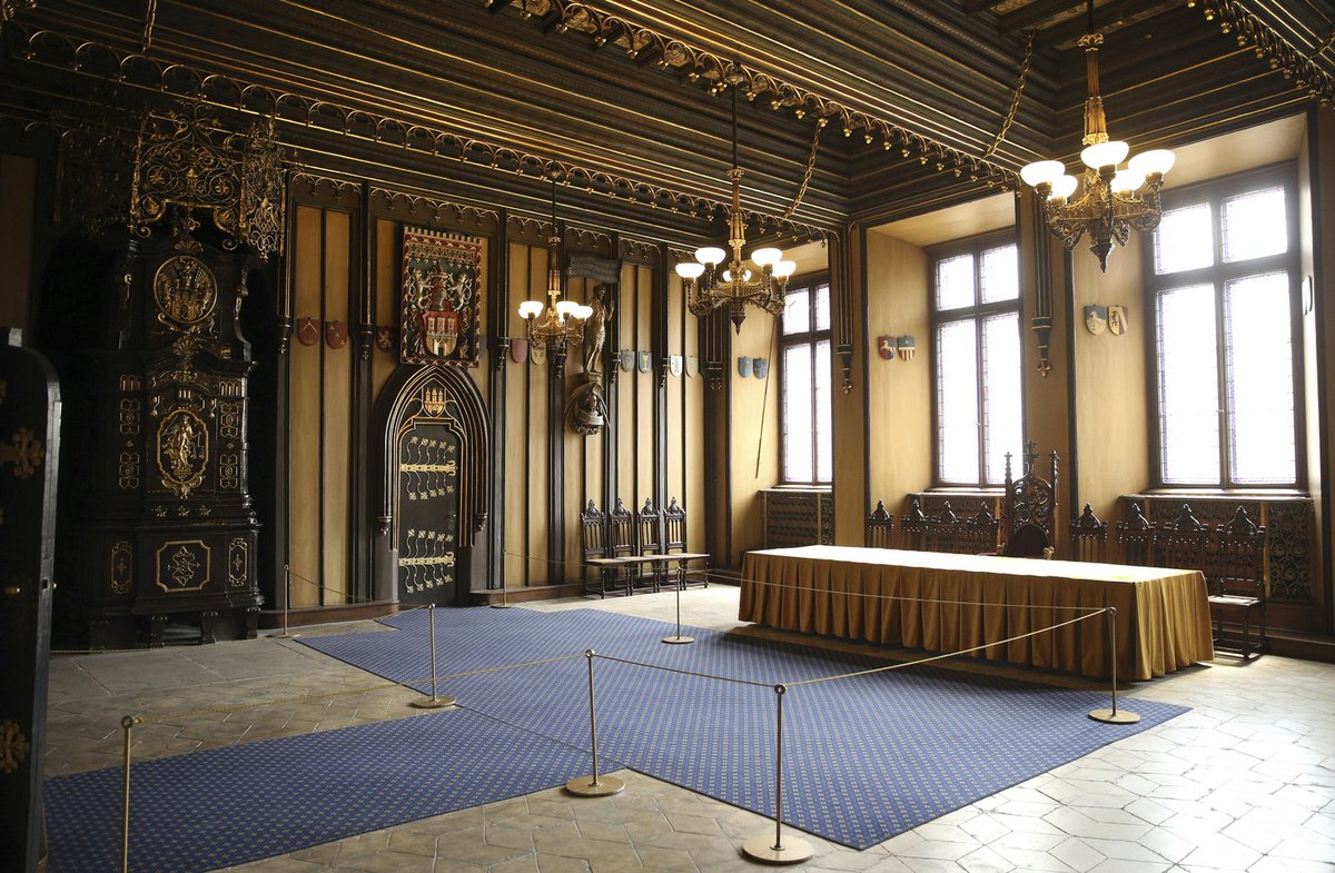 Strop radní síně zdobí malované kazety, ale také první elektrické lustry v Československu od vynálezce Františka Křižíka (†93).