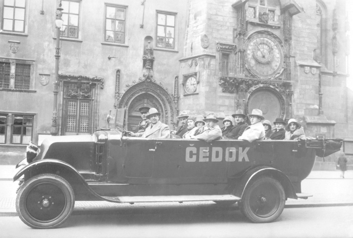 Fotografie z roku 1931 dokazuje, že prostor před radnicí zajímal turisty tenkrát stejně jako dnes.