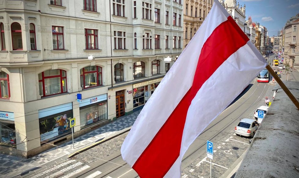 Radnice Prahy 1 vyvěsila historickou vlajku Běloruska jako symbol podpory tamním protivládním protestům.