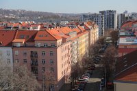 Bydlení v Praze jen pro bohaté? Městské části pomáhají rodinám i seniorům sociálními byty