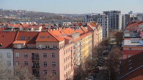 Bydlení v Praze jen pro bohaté? Městské části pomáhají rodinám i seniorům sociálními byty