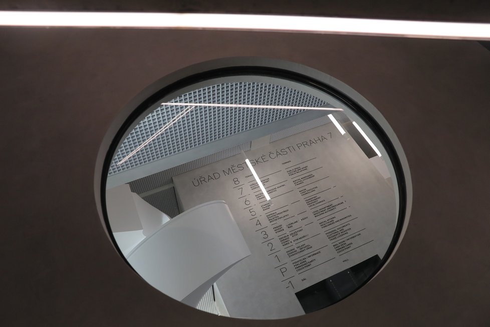 Architekt Vojtěch Sosna dal budově do vínku kulatá okna. Ta jsou k nalezení ve dveřích do jednotlivých pracovišť a kanceláří.