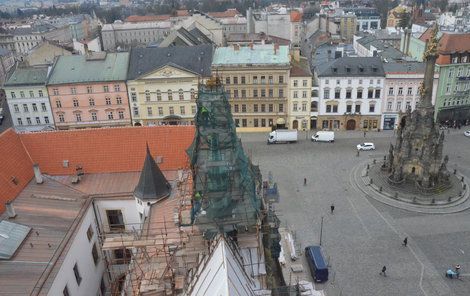 Řemeslníci včera začali rozebírat centrální věžičku na severní straně historické budovy.