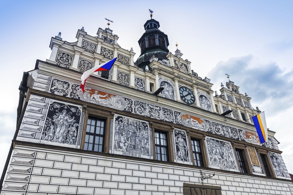 Ve městě Stříbro si určitě prohlédněte renesanční městskou radnici s krásnou sgrafitovou výzdobou.