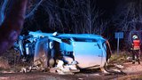 Děsivá nehoda autobusu a osobního auta u Prahy: Devět zraněných. Řidič zůstal zaklíněný ve voze