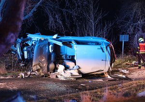 Na silnici mezi Radonicemi a Satalicemi došlo k vážné nehodě automobilu a osobního auta. (14. března 2022)