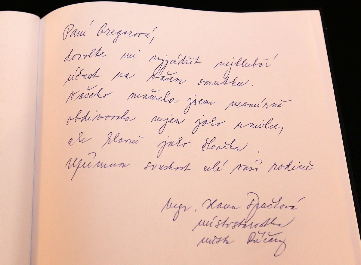 Lidé píší vzkazy do kondolenční knihy na radnici v Říčanech.