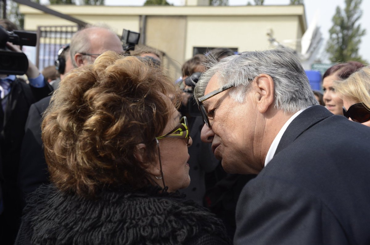 Jiřina Bohdalová se velmi vřele pozdravila s Jiřím Bartoškou.