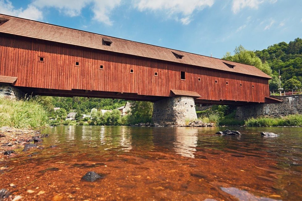 Radošovský dřevěný most patří mezi nejstarší dřevěné mosty ve střední Evropě.  Najdete ho nedaleko Karlových Varů, v Radošově u Kyselky.