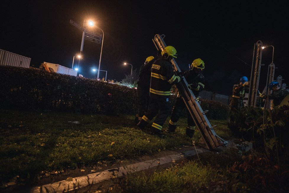 V Radotíně proběhlo cvičení stavby protipovodňových bariér.