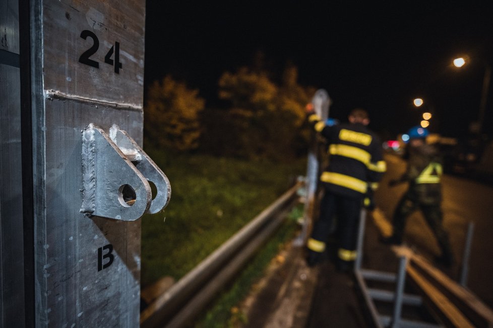 V Radotíně proběhlo cvičení stavby protipovodňových bariér.