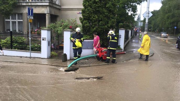 Přívalové déšť rozvodnil potok v Radotíně, který se vylil břehů. Voda uzavřela ulici K Cementárně.