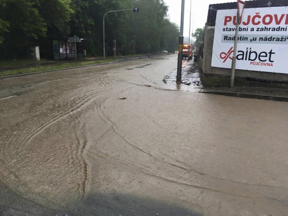Přívalový déšť rozvodnil potok v Radotíně, který se vylil břehů. Voda uzavřela ulici K Cementárně.