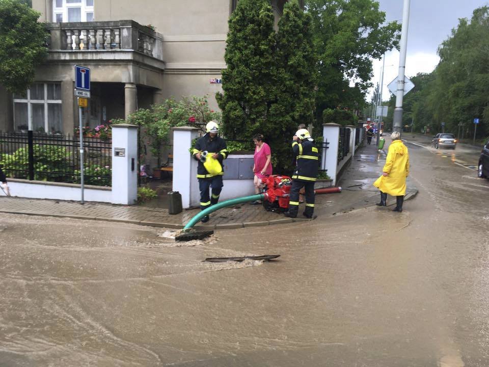 Přívalové déšť rozvodnil potok v Radotíně, který se vylil břehů. Voda uzavřela ulici K Cementárně.