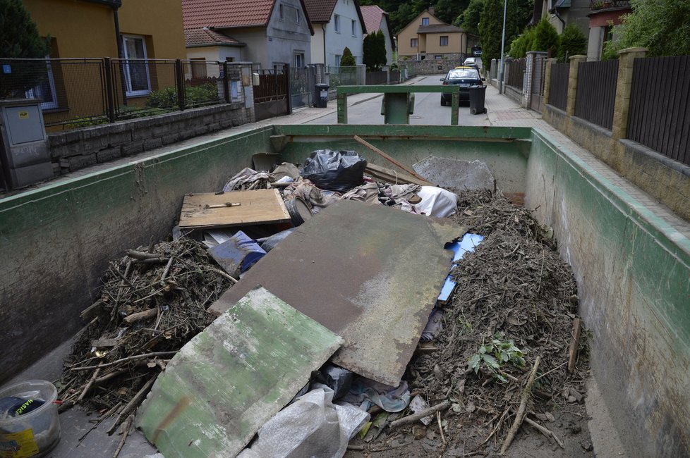 Do ulice Vápenná městská část nechala přistavit kontejner.