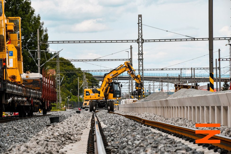 Stavba nových nástupišť v pražském Radotíně se chýlí ke konci. Fungovat by měly od září