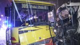 Autobus plný lidí se čelně střetl s náklaďákem, řidiče museli vystříhat hasiči