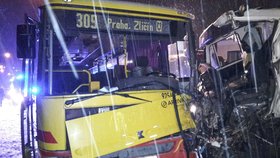 V pražském Radotíně se čelně srazil náklaďák s autobusem plným lidí.
