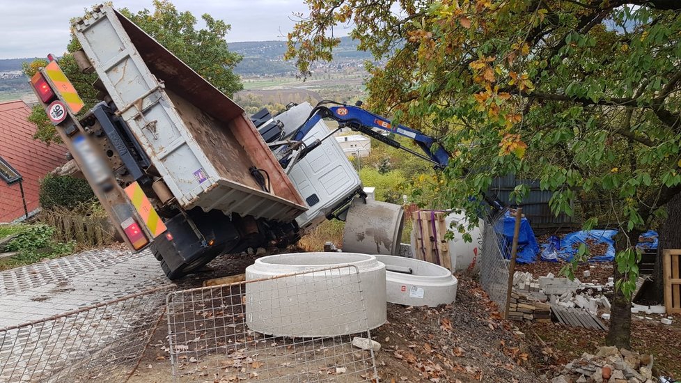 Kamion se v Radotíně převrátil na bok, 26. října 2020.