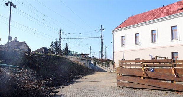 Probíhající přípravné práce k rekonstrukci trati, 4. 3. 2020.