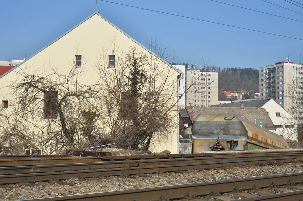 Vykolejený nákladní vlak v Radotíně je den po neštěstí stále na svém místě.