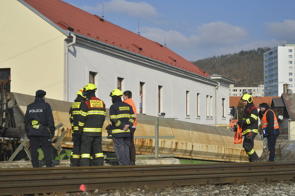 V Radotíně vykolejil vlak, mimo trať se dostalo 20 vagonů.