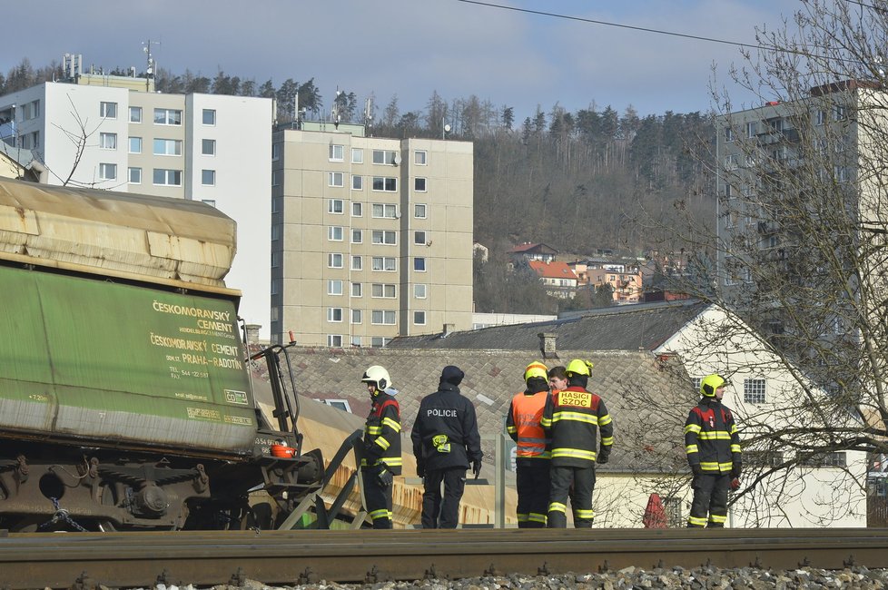 V Radotíně vykolejil vlak, mimo trať se dostalo 20 vagonů.