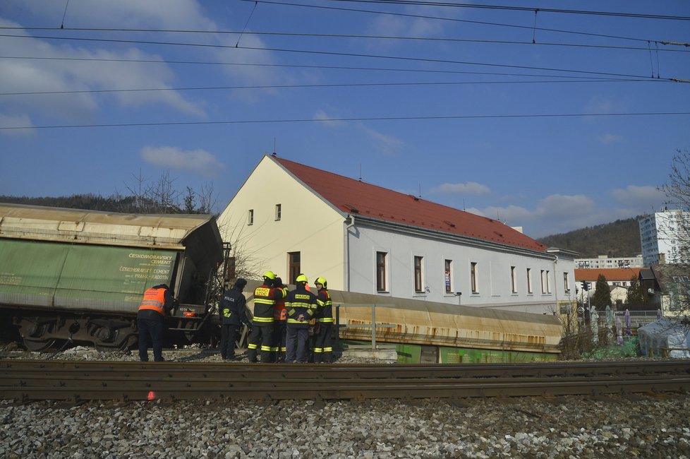 V Radotíně vykolejil vlak, mimo trať se dostalo 20 vagonů.