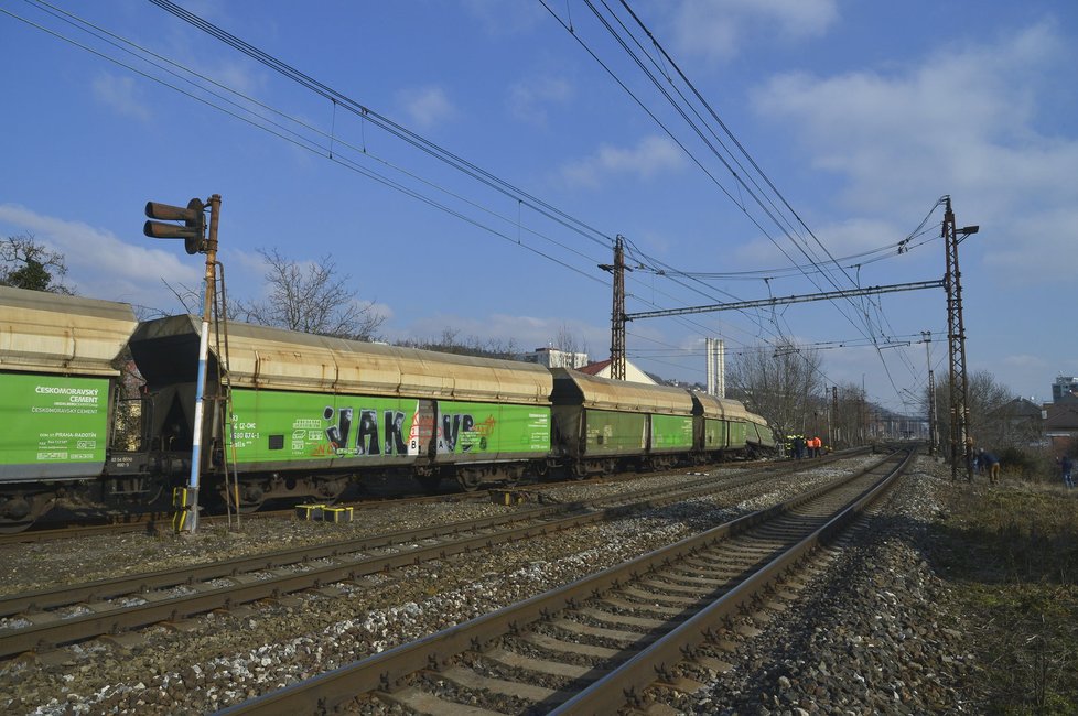 V Radotíně vykolejil vlak, mimo trať se dostalo 20 vagonů.