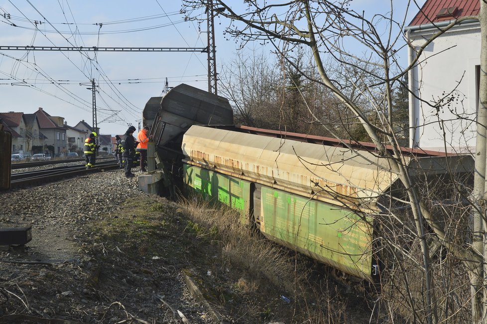 V Radotíně vykolejil vlak, mimo trať se dostalo 20 vagonů.