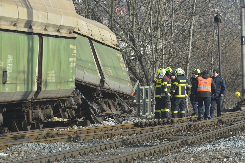 V Radotíně vykolejil vlak, mimo trať se dostalo 20 vagonů.