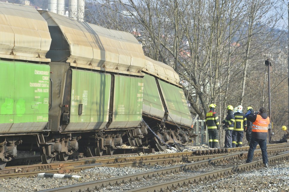 V Radotíně vykolejil vlak, mimo trať se dostalo 20 vagonů.