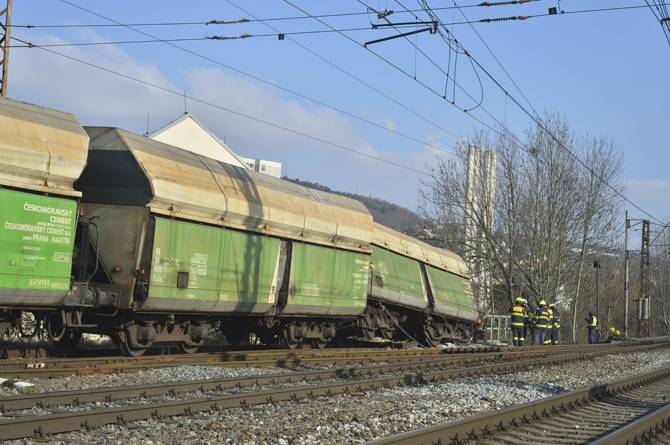 V Radotíně vykolejil vlak, mimo trať se dostalo 20 vagonů.