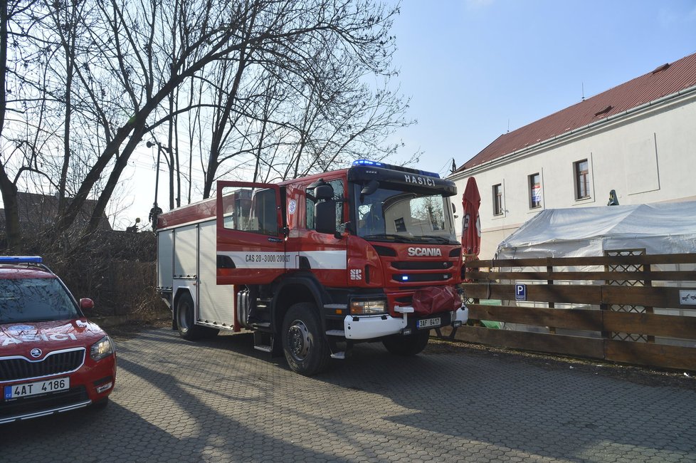 V Radotíně vykolejil vlak, mimo trať se dostalo 20 vagonů.