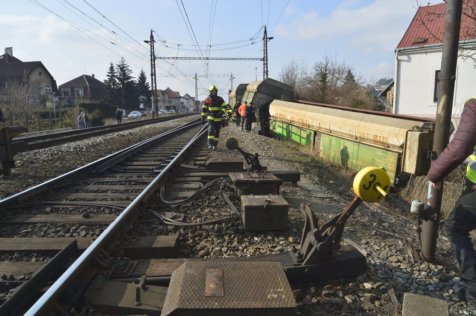 V Radotíně vykolejil vlak, mimo trať se dostalo 20 vagonů.