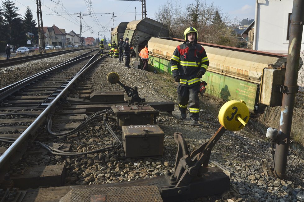 V Radotíně vykolejil vlak, mimo trať se dostalo 20 vagonů.